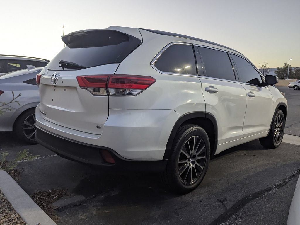 Used 2017 Toyota Highlander SE FWD image 4