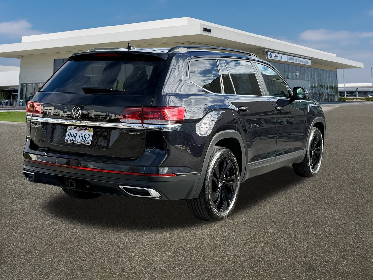 Used 2023 Volkswagen Atlas SE w/ Black Wheel Package image 10