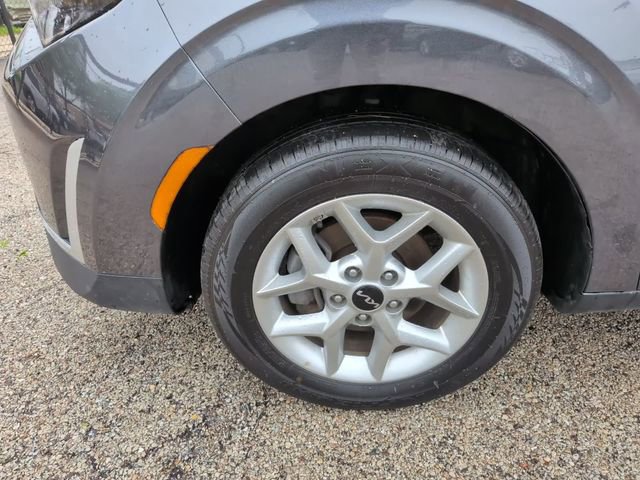 Used 2025 Kia Soul LX w/ LX Technology Package FWD image 9