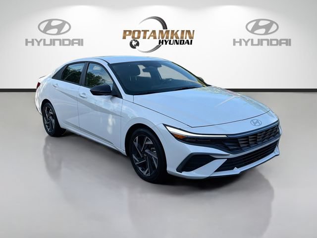 Certified 2025 Hyundai Elantra Sport FWD image 3