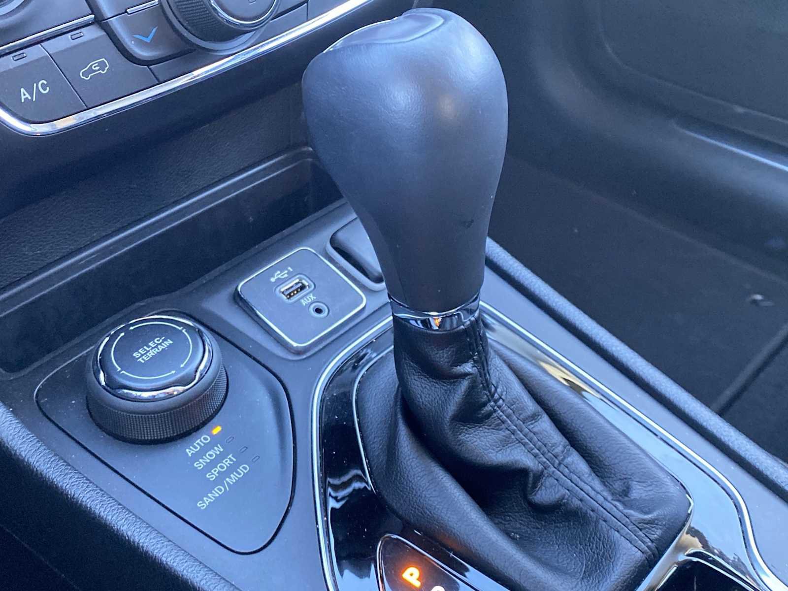 Used 2019 Jeep Cherokee Limited image 19