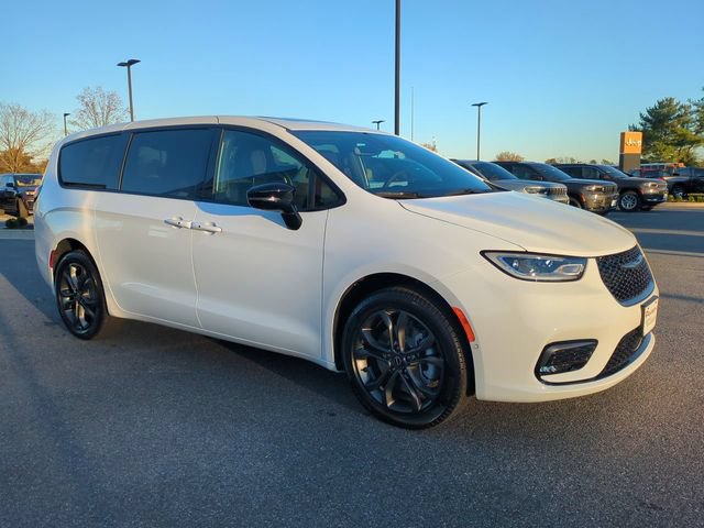 New 2026 Chrysler Pacifica Select AWD/4WD image 2