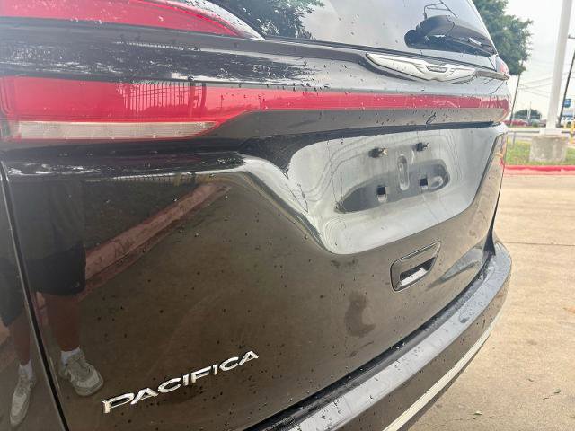 Used 2024 Chrysler Pacifica Touring-L FWD image 5