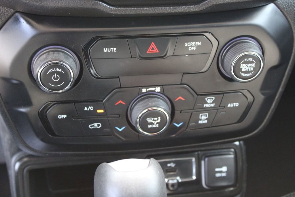 Used 2018 Jeep Renegade Altitude w/ UConnect 8.4 Nav Group image 18