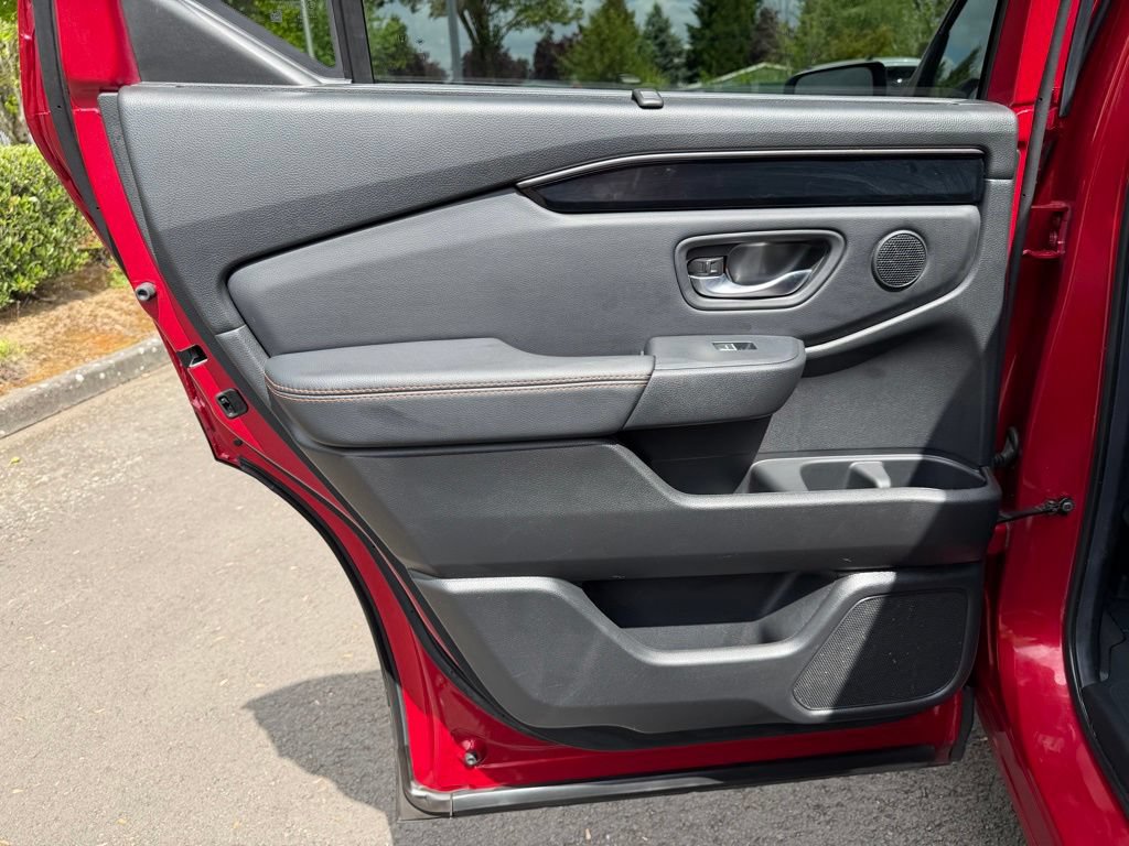 Used 2025 Honda Pilot TrailSport image 29