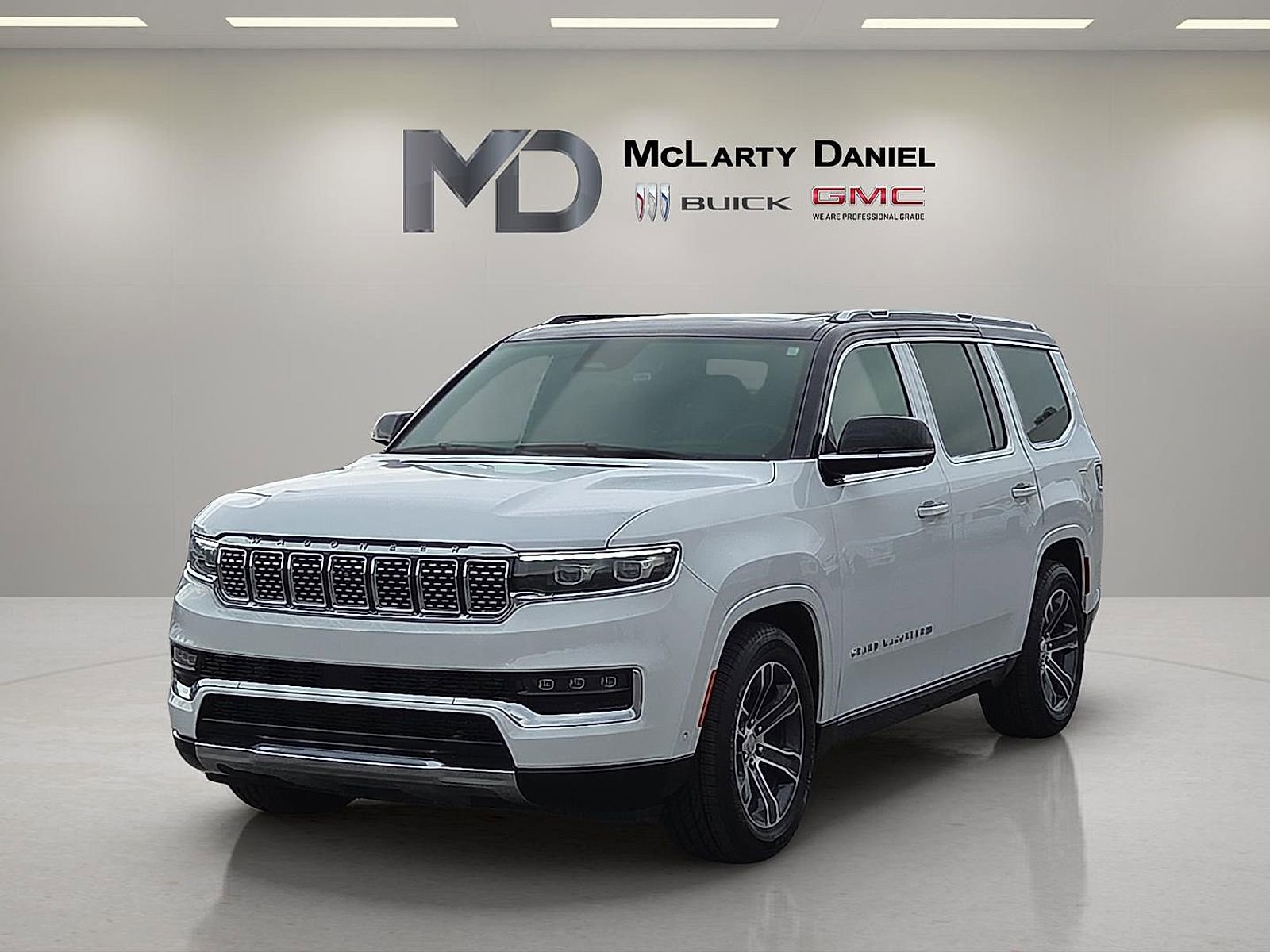Used 2023 Jeep Grand Wagoneer 4WD image 2