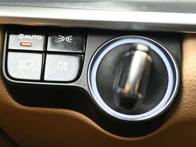 Used 2019 Porsche Panamera 4 w/ Premium Package image 31