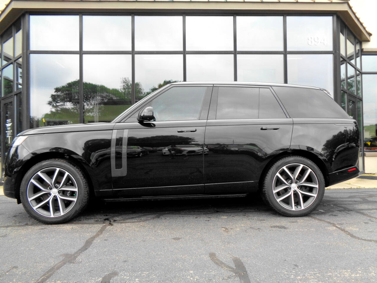 Used 2024 Land Rover Range Rover SE image 8