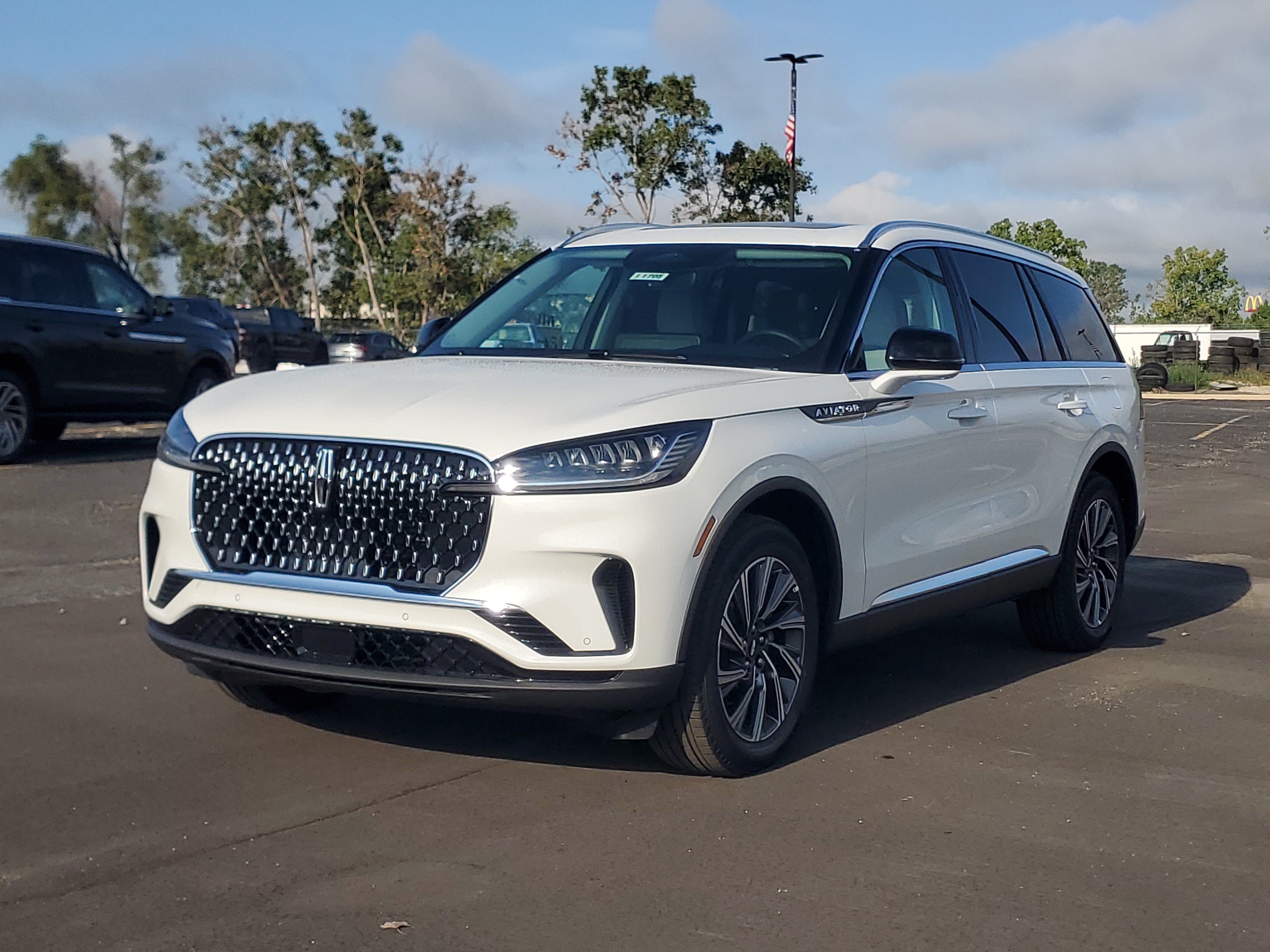 New 2026 Lincoln Aviator AWD image 2