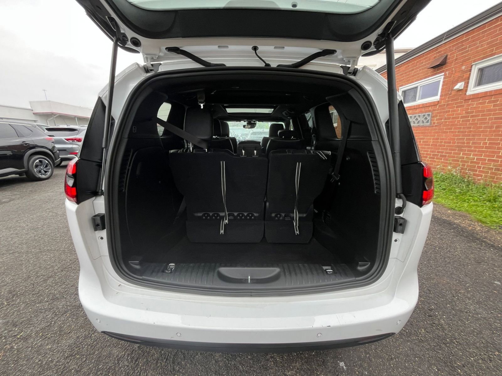 Used 2025 Chrysler Pacifica Limited FWD image 35
