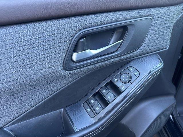 Used 2021 Nissan Rogue SV image 18