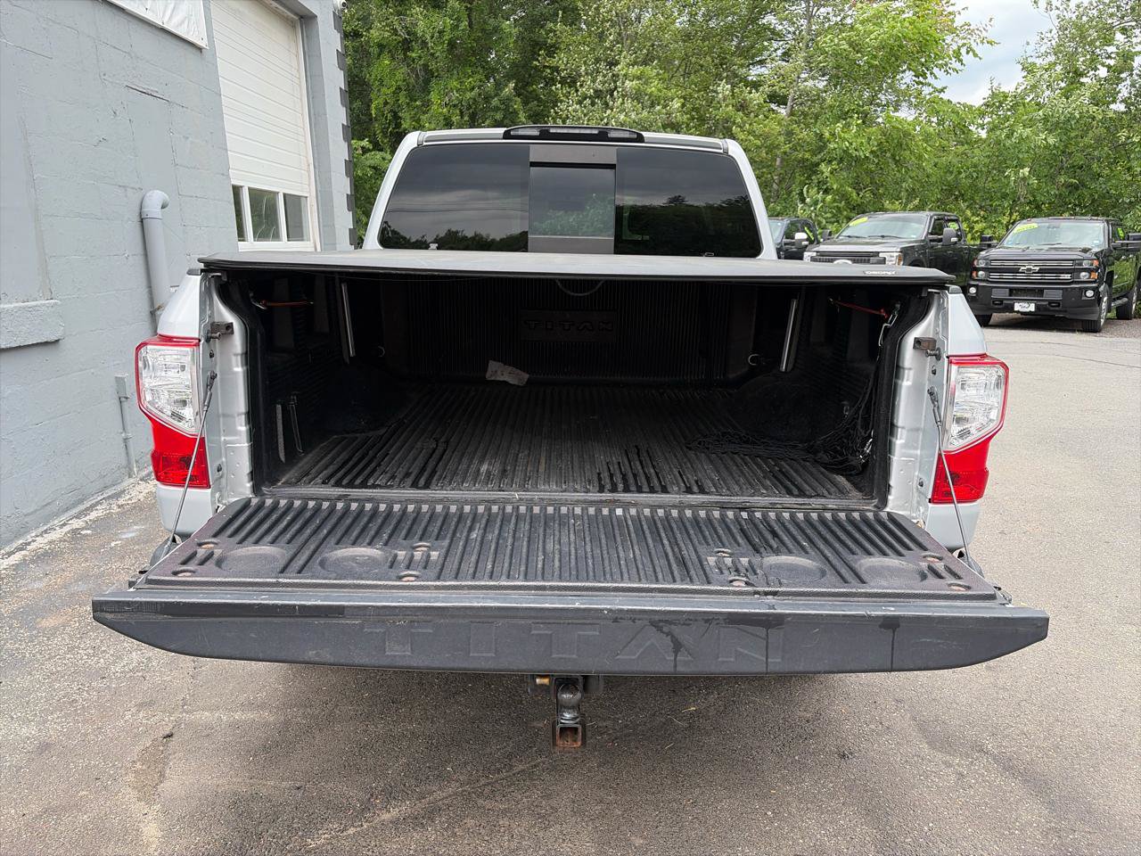 Used 2017 Nissan Titan SV AWD/4WD image 7