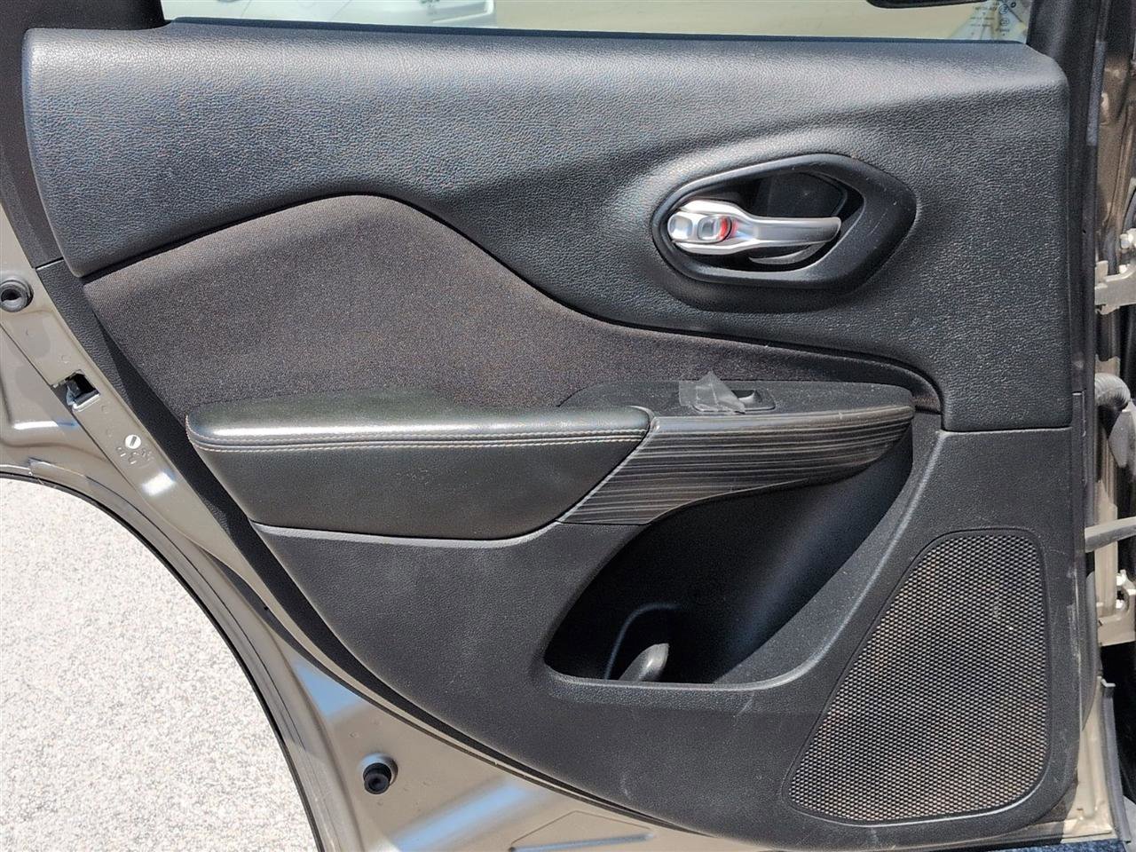 Used 2017 Jeep Cherokee Sport FWD image 27