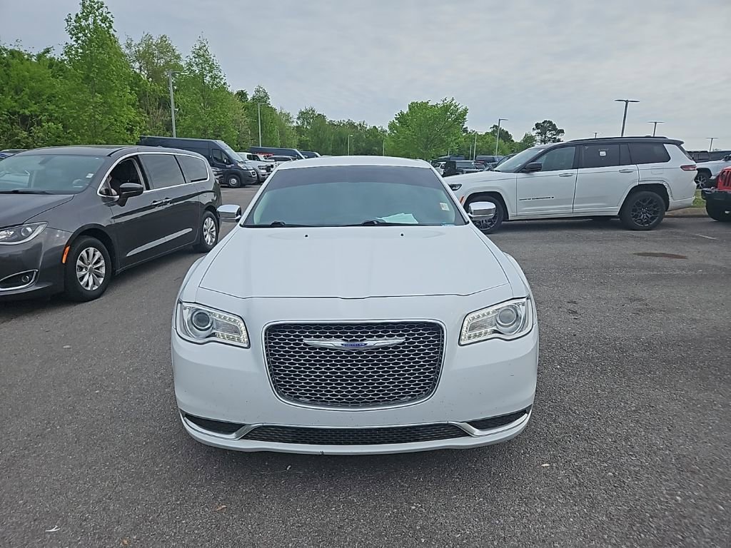 Used 2019 Chrysler 300 Touring w/ Chrome Appearance Package image 2