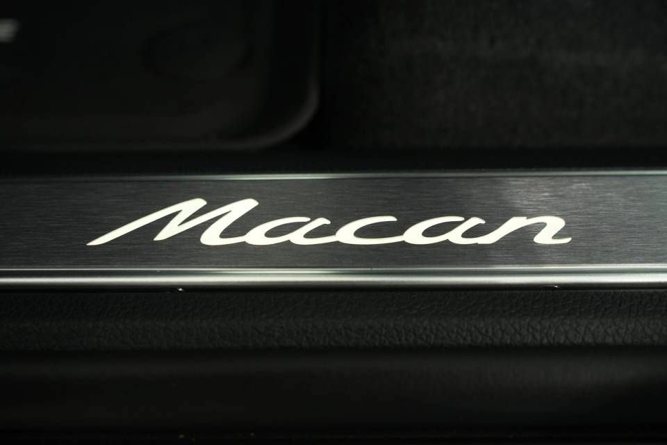 Certified 2025 Porsche Macan AWD/4WD image 33