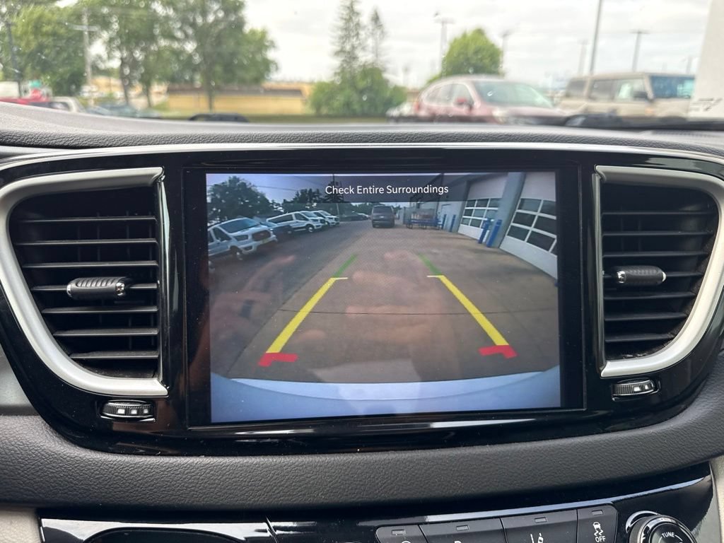 Used 2024 Chrysler Pacifica Touring-L FWD image 24