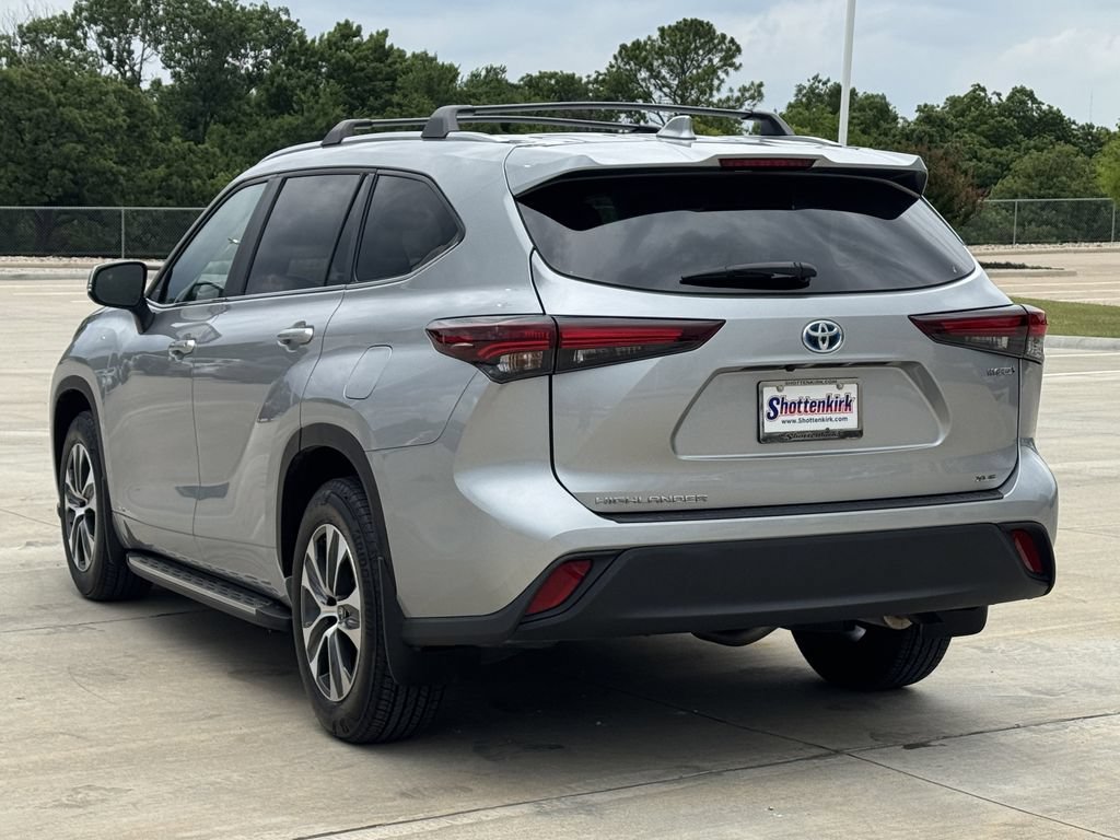 Used 2024 Toyota Highlander XLE AWD/4WD image 4