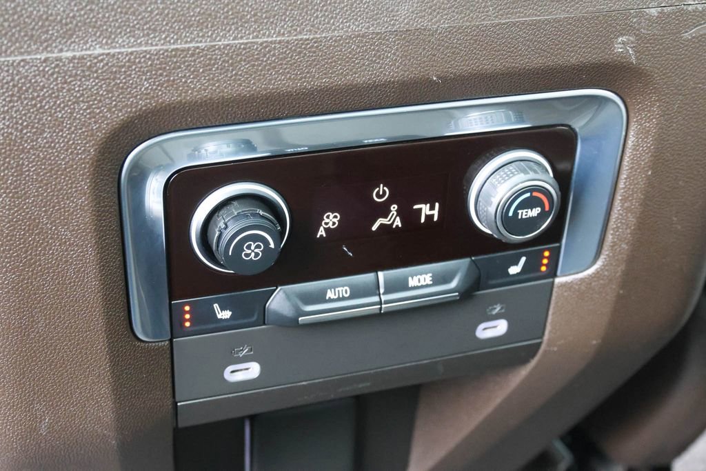 Used 2021 Chevrolet Tahoe Z71 w/ Luxury Package AWD/4WD image 19