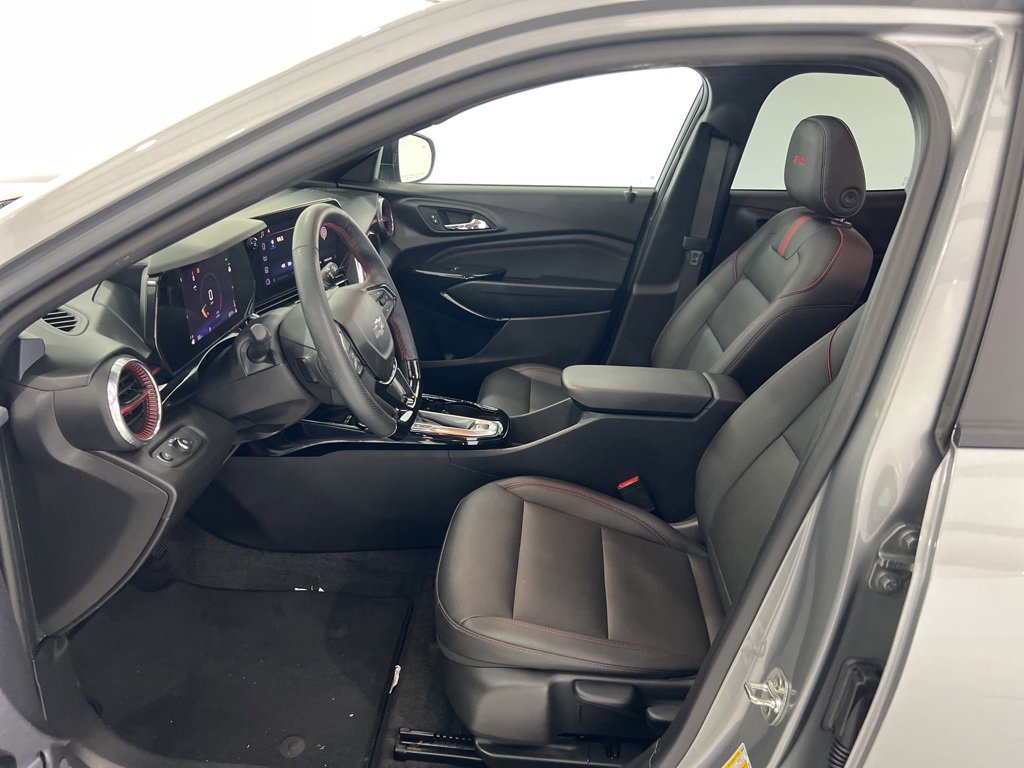 Used 2025 Chevrolet Trax RS w/ Sunroof Package image 18
