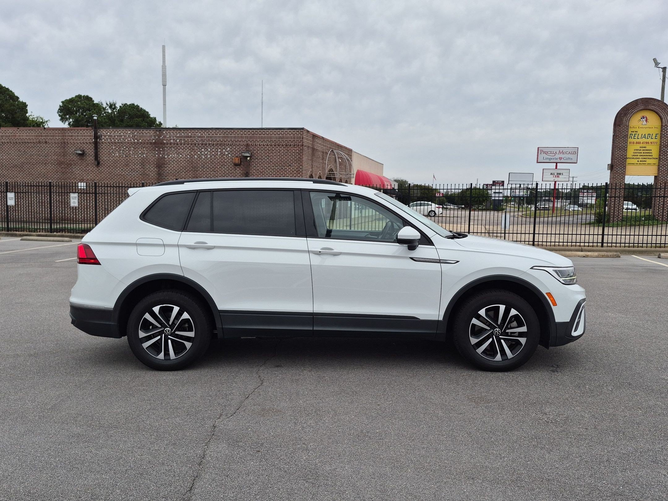 Used 2022 Volkswagen Tiguan S FWD image 2