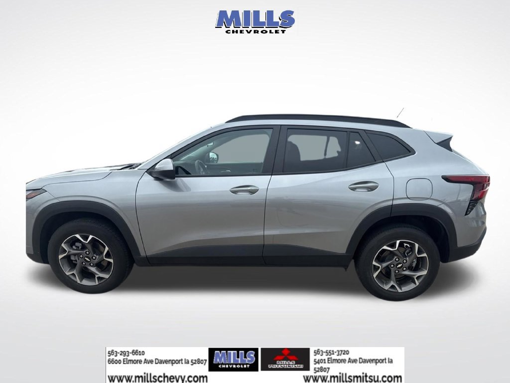 Used 2025 Chevrolet Trax LT w/ LT Convenience Package FWD image 2
