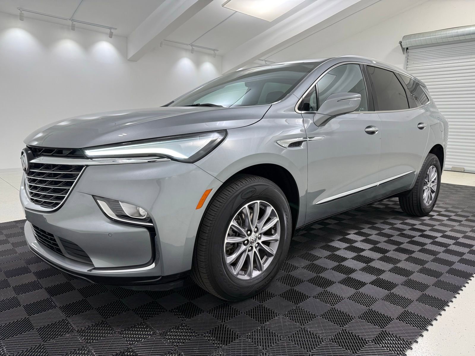 Used 2024 Buick Enclave Essence w/ Technology Package image 3