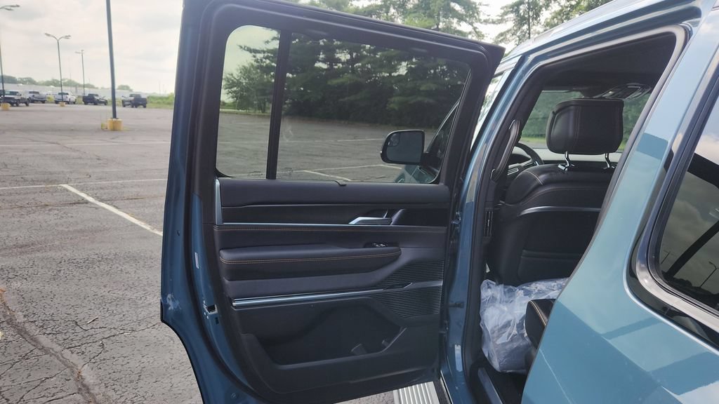 New 2026 Jeep Grand Wagoneer Summit AWD/4WD image 15