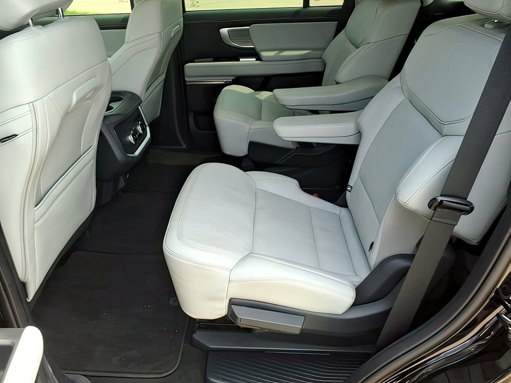Used 2025 Ford Expedition Platinum AWD/4WD image 20