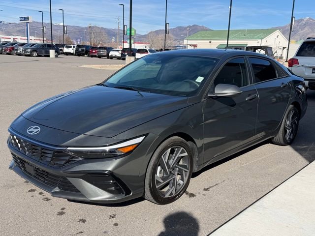 Used 2025 Hyundai Elantra Limited image 3