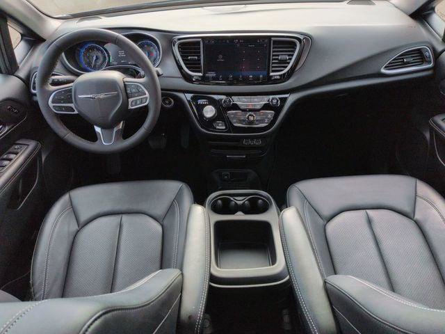 Certified 2025 Chrysler Pacifica Select image 26