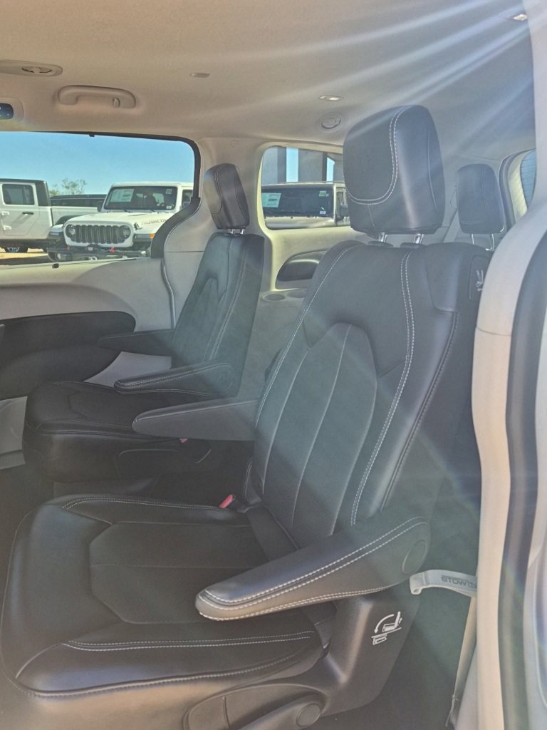 Certified 2024 Chrysler Pacifica Touring-L image 24