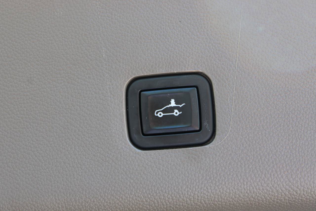 Used 2020 Chevrolet Traverse LT w/ Driver Confidence II Package AWD/4WD image 11
