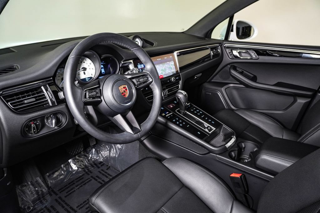 Certified 2026 Porsche Macan AWD/4WD image 4