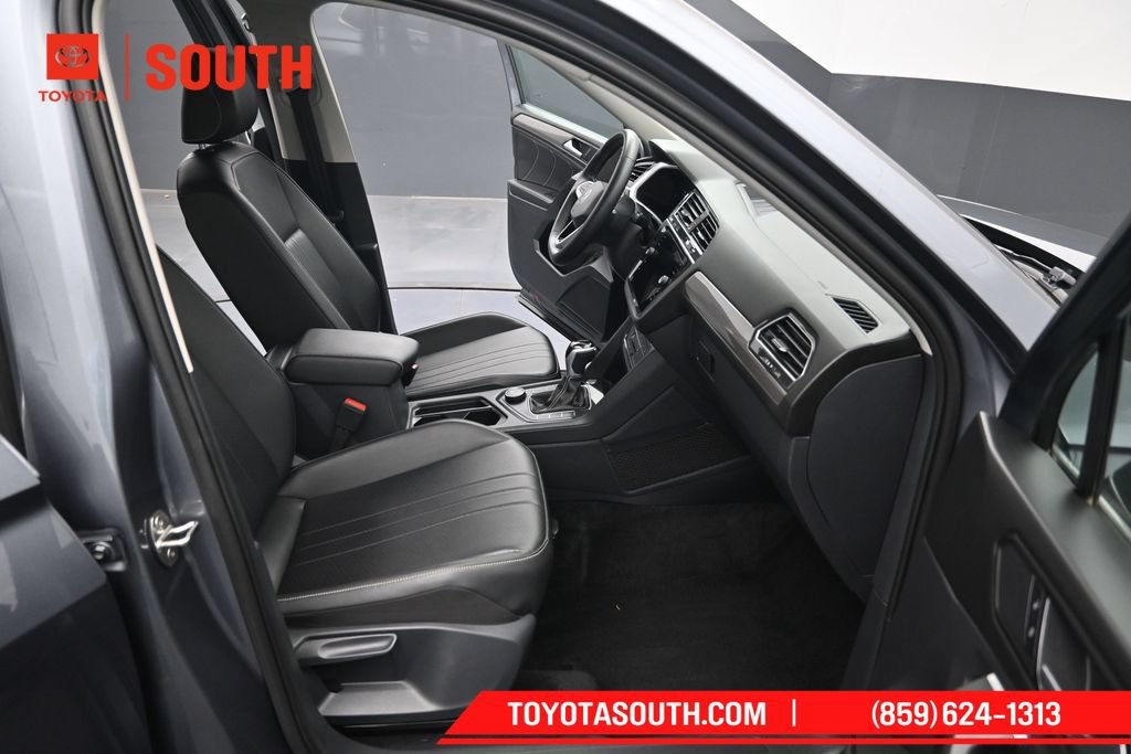 Used 2024 Volkswagen Tiguan SE AWD/4WD image 35