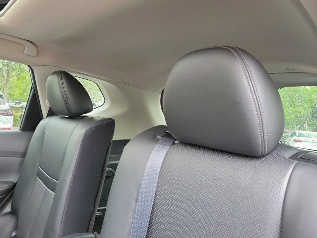 Used 2018 Nissan Rogue SL w/ Premium Package image 16