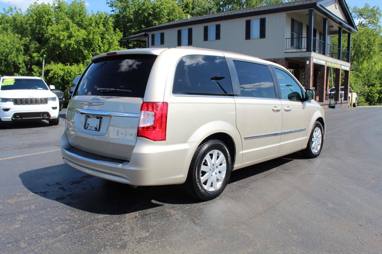 Used 2014 Chrysler Town & Country Touring FWD image 5