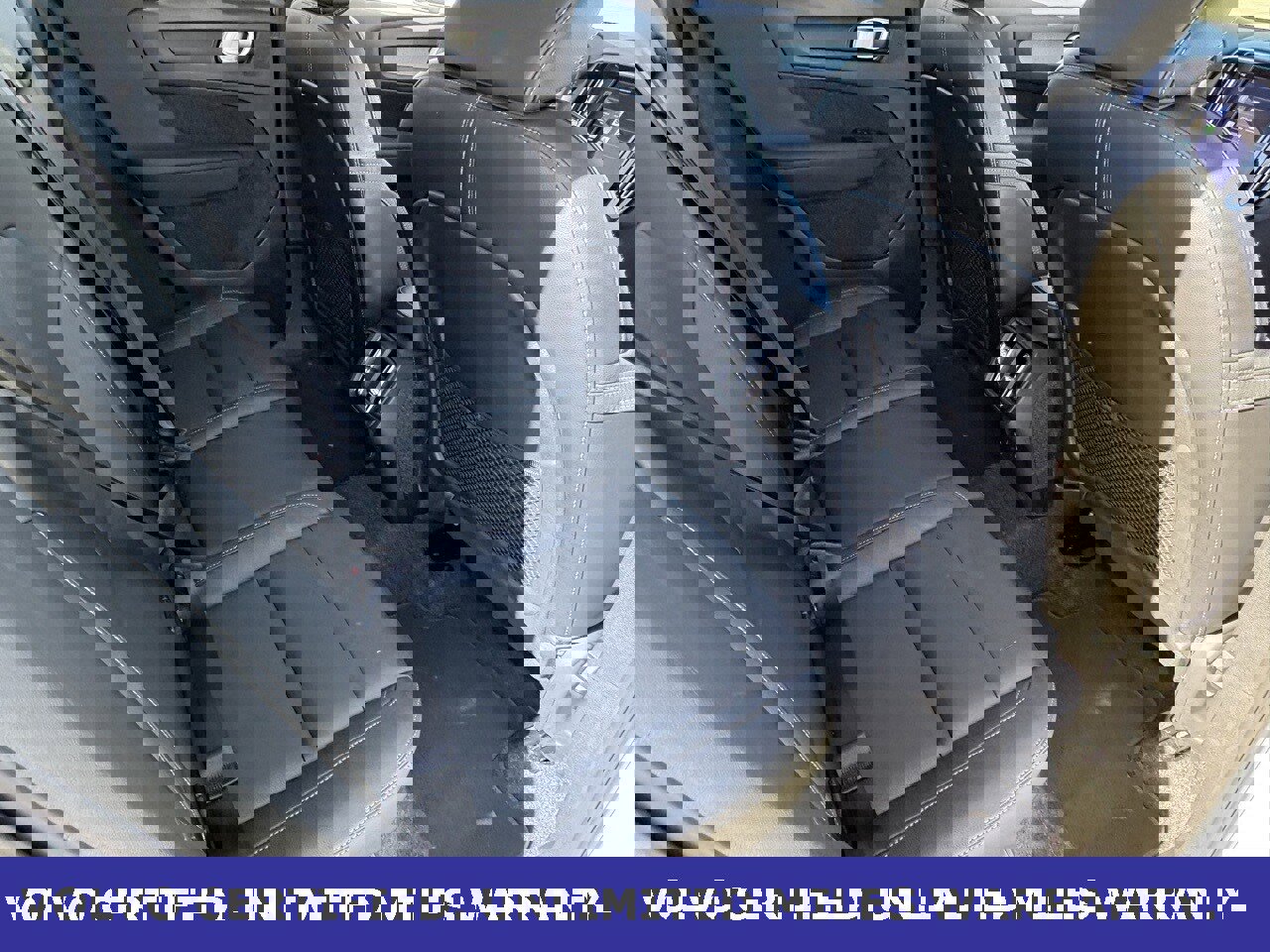 Certified 2025 Volvo XC40 B5 Core image 32