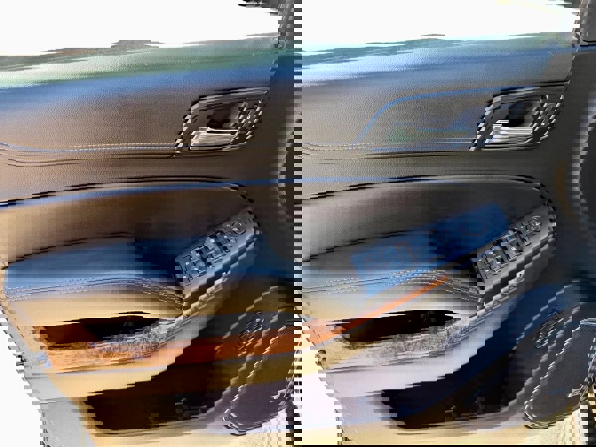 Used 2018 Chevrolet Tahoe Premier w/ RST Edition image 17