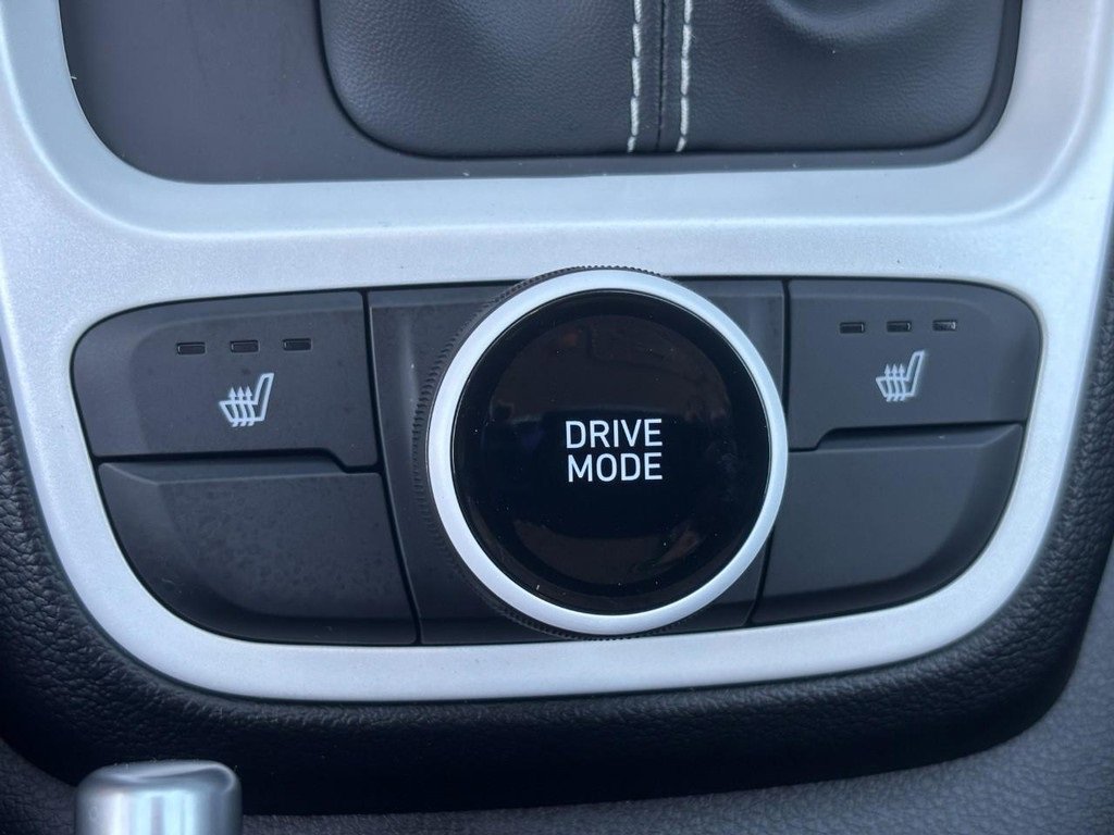 Used 2025 Hyundai Venue Limited image 19