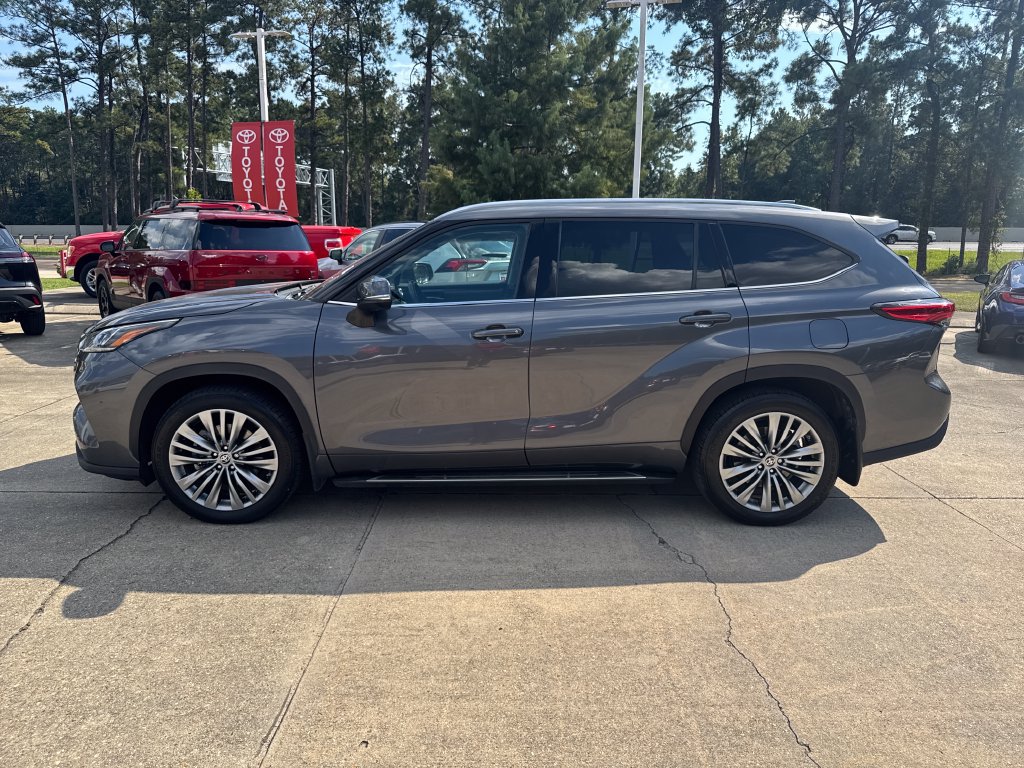 Certified 2021 Toyota Highlander Platinum AWD/4WD image 2
