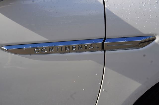 Used 2017 Lincoln Continental Select image 22