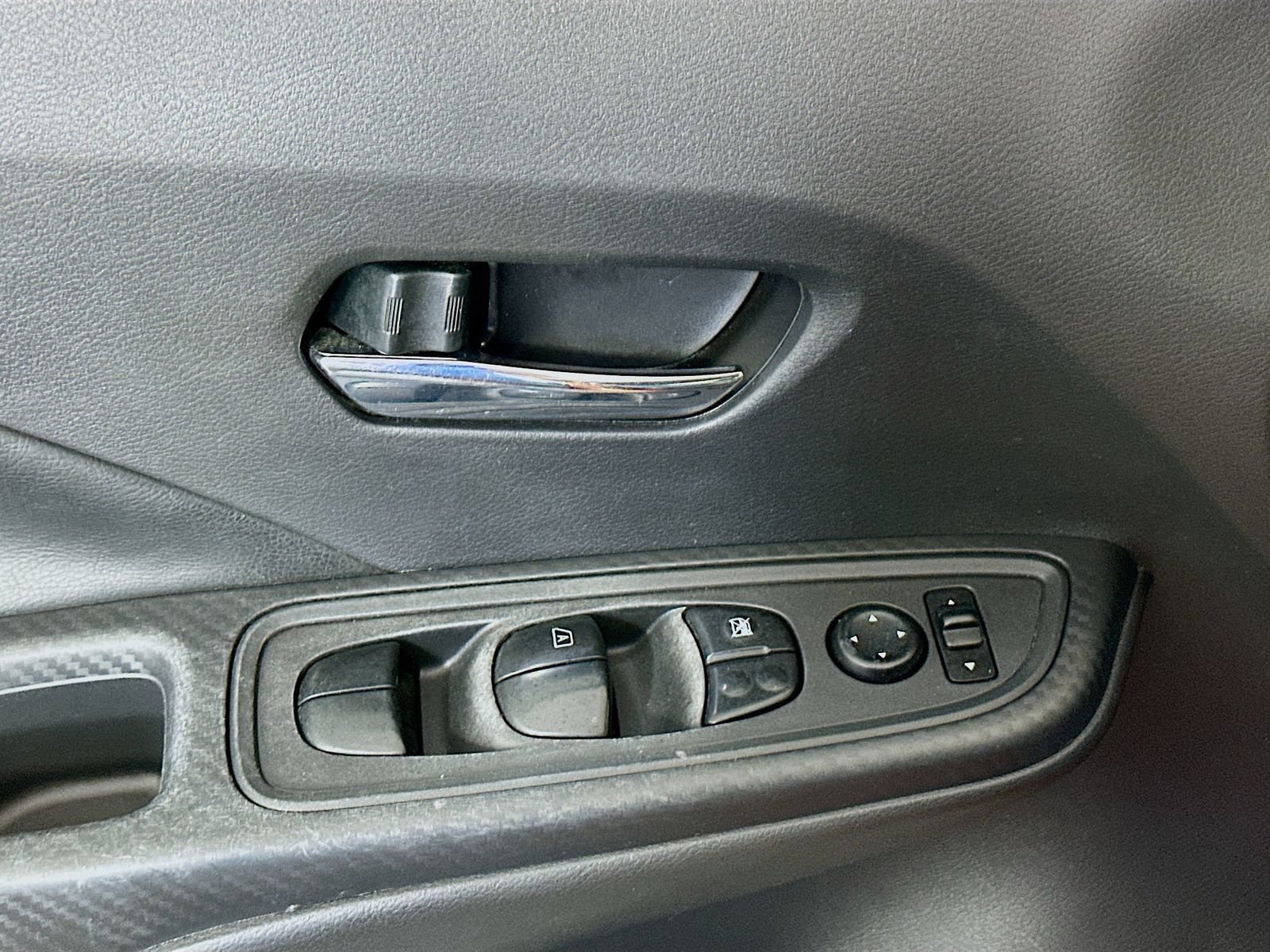 Used 2020 Nissan Versa SV FWD image 17