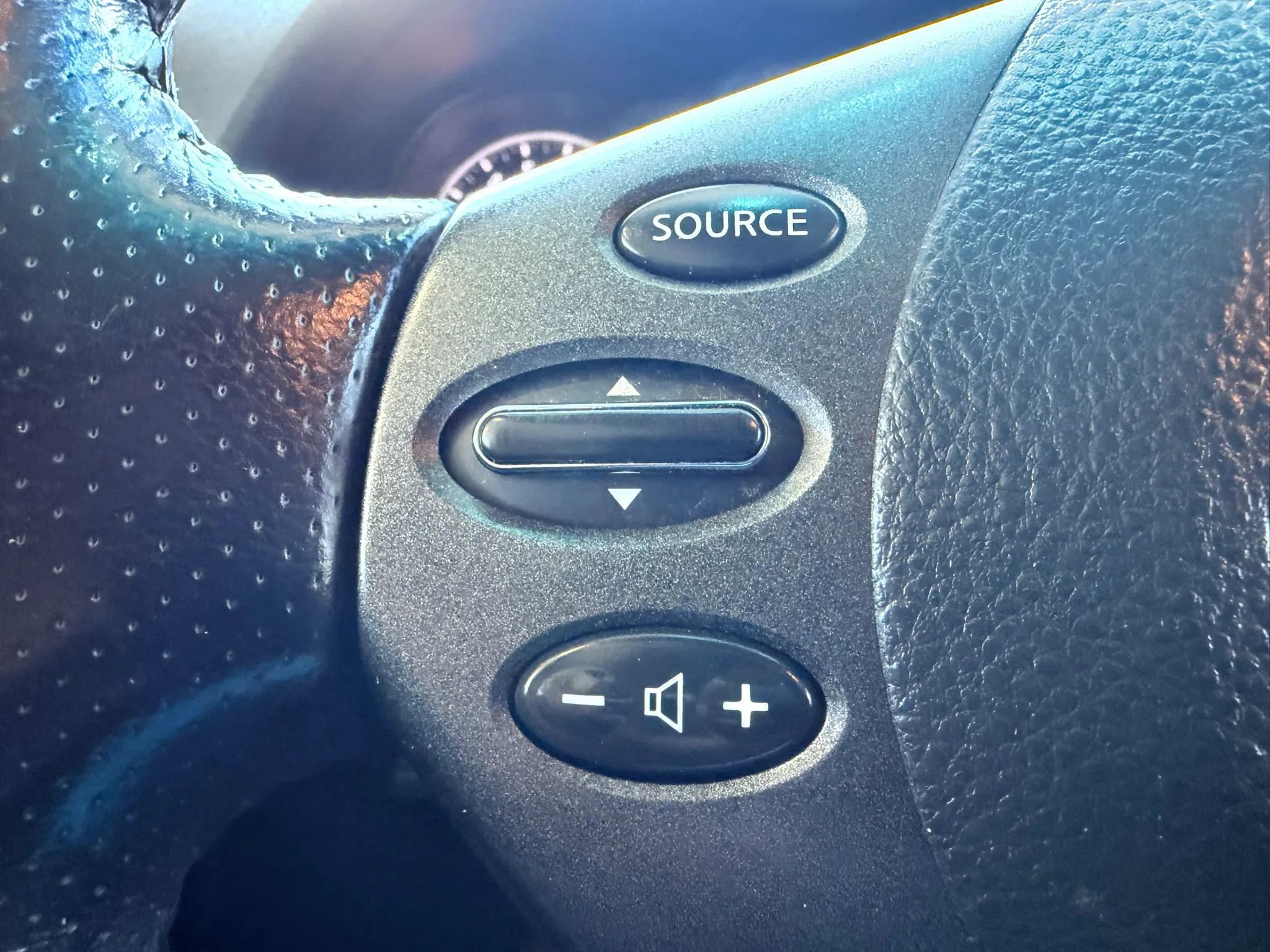 Used 2010 Nissan Altima 3.5 SR image 12