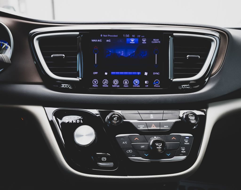 Used 2017 Chrysler Pacifica Touring image 4