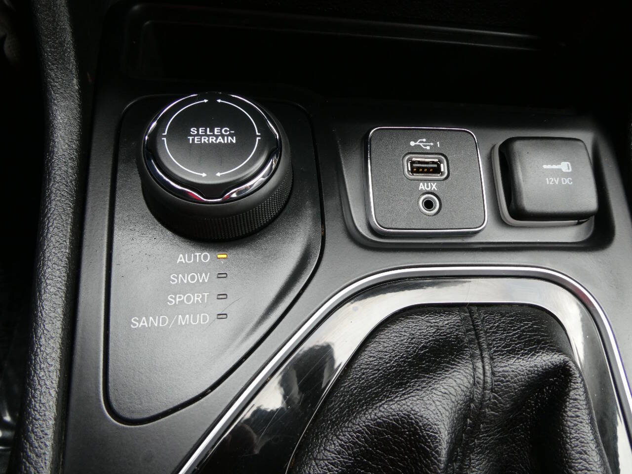 Used 2019 Jeep Cherokee Limited image 16