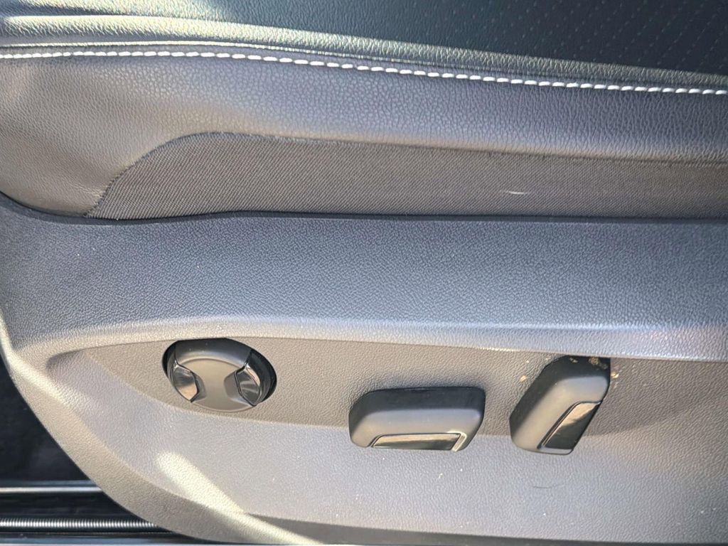 Used 2023 Volkswagen Tiguan SE R-Line image 28