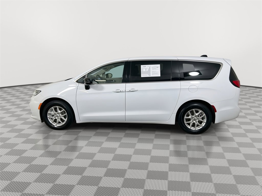 Used 2024 Chrysler Pacifica Touring-L image 5