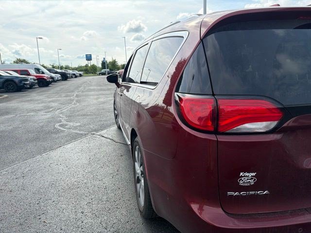 Used 2019 Chrysler Pacifica Limited w/ Tire & Wheel Group FWD image 17