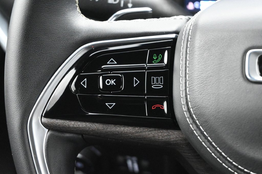 Used 2022 Jeep Grand Cherokee Overland w/ Luxury Tech Group IV RWD image 8