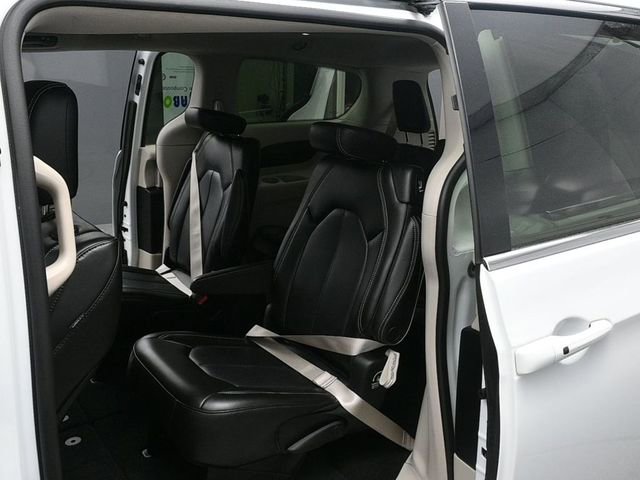 Used 2023 Chrysler Pacifica Touring-L image 14